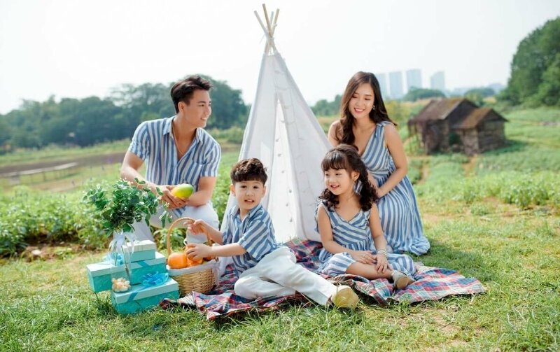 Tạo dáng chụp ảnh cả gia đình cùng nhau đi cắm trại, nét mặt tươi vui hồ hởi