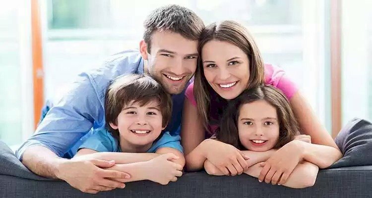 Kiểu tạo dáng cha mẹ ôm trọn những đứa con trong vòng tay