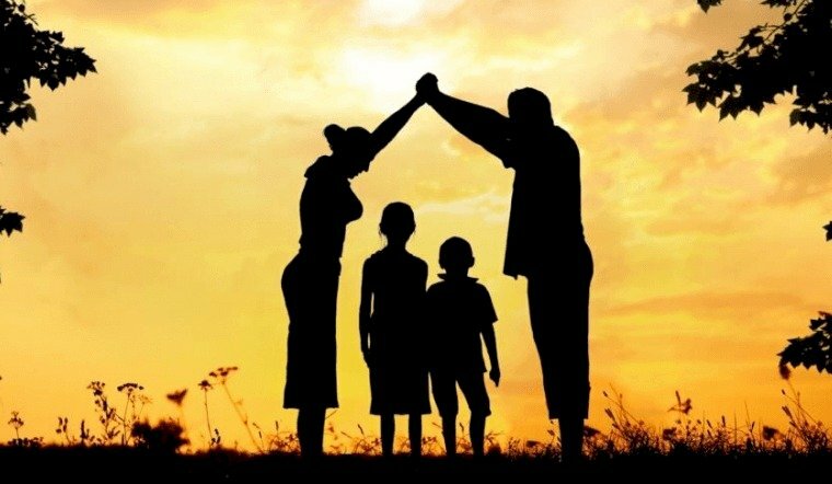 Ảnh chụp bóng, tạo dáng ba mẹ làm mái nhà ấm áp che chở 02 con thơ