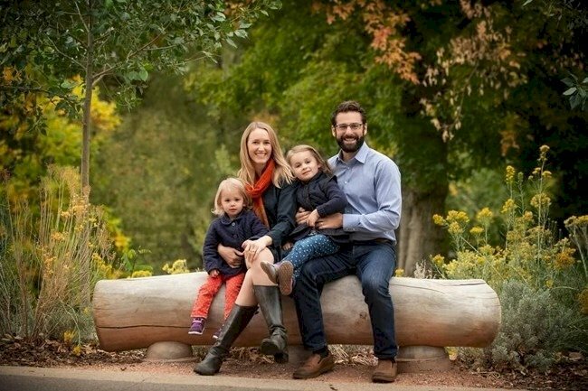 Tạo dáng chụp ảnh gia đình 4 người ngồi thật tự nhiên với những cái ôm ấm áp tình cảm