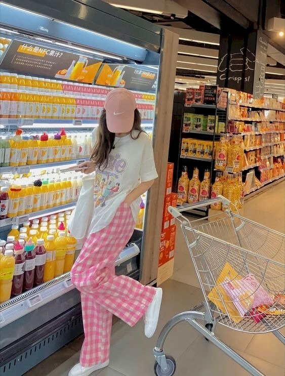 Tạo dáng đứng nghiêng sang một bên và co một bên chân lên, đầu cúi nhìn xuống giấu mặt với chiếc nón