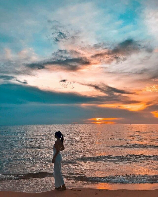 Góc chụp zoom xa, tạo dáng đi uyển chuyển, nhẹ nhàng, tóc nhẹ bay trong gió