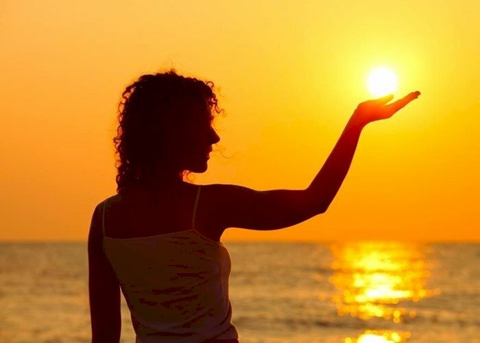 Cách tạo dáng chụp ảnh hoàng hôn với mặt trời trên tay đơn giản, dễ thực hiện