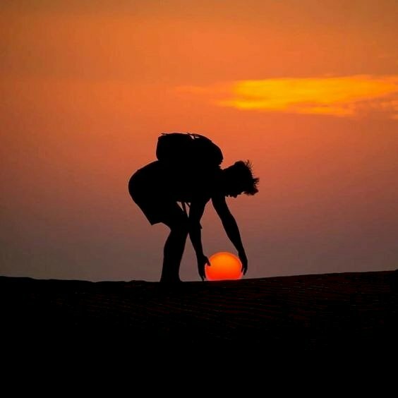 Góc canh chụp khéo léo, tạo dáng như đang dùng tay giữ lại mặt trời đang lặn dần