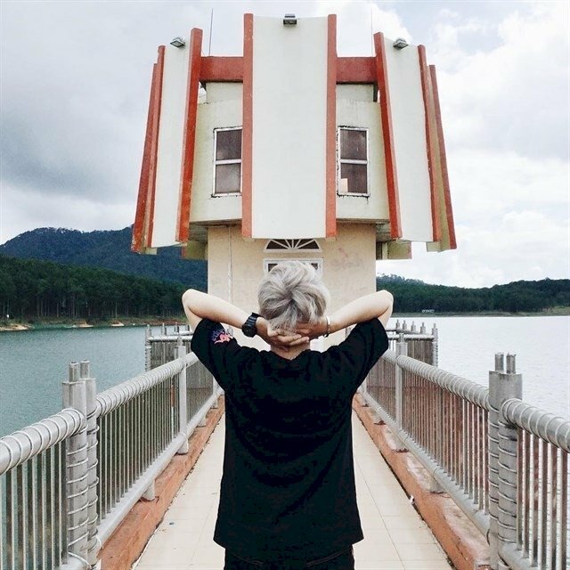  Tạo dáng với tư thế 02 tay đan nhau để sau đầu