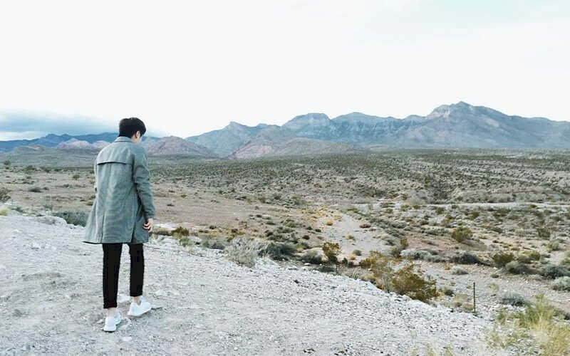 Tạo dáng đứng thật tự nhiên với một chân trước, chân sau như đang bước đi, hay tay duỗi thẳng