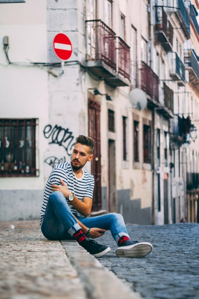 tạo dáng chụp ảnh kiểu ngồi bệt trên hè phố 