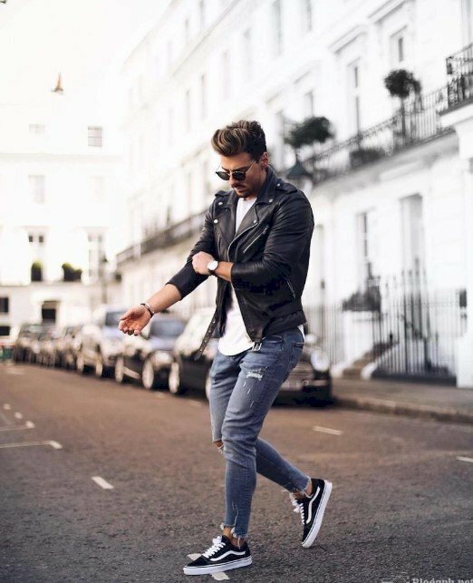 Tạo dáng với bước đi thật tự nhiên, một tay kéo nhẹ tay áo kia