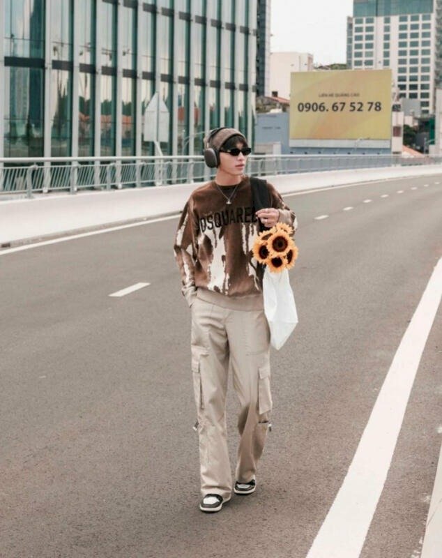 tạo dáng chụp ảnh đang bước đi trên đường với phong cách cá tính riêng