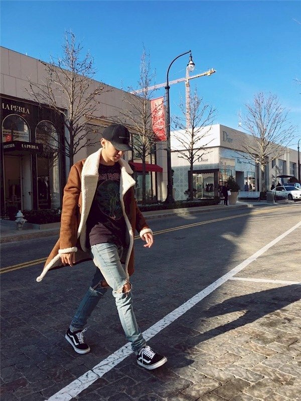 Tạo dáng tự do thoải mái bước đi giữa phố