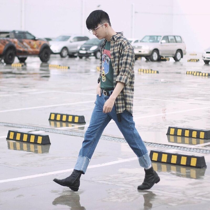 Tạo dáng tư thế bước đi thật tự nhiên không cần nhìn vào ống kính máy ảnh