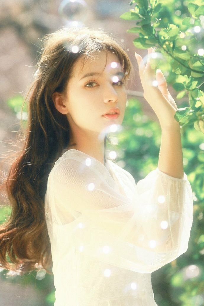 Tạo dáng xoay người nghiêng 45 độ có thể sang trái hay phải, hướng mắt lướt qua vai, nghiêng bên nào thì hướng mắt ngược lại bên vai đó, tóc xoã nhẹ nhàng, tay nhẹ đưa lên chạm vào chiếc lá