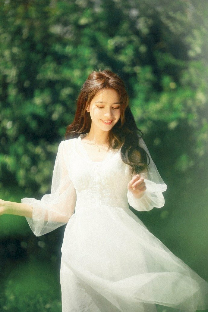 Tạo dáng đi nhẹ nhàng với 02 tay đưa trước và sau một cách tự nhiên, góc mặt hơi cúi nhẹ, miệng cười thật duyên