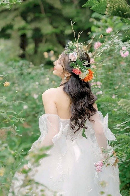 Tạo dáng quay lưng góc mặt nghiêng hướng về phía máy ảnh hơi hướng cầm lên