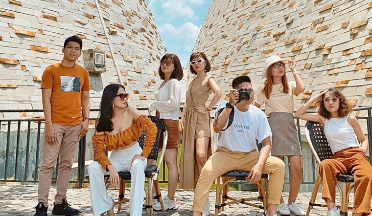 Mẫu cách tạo dáng chụp ảnh ngầu cute cho một nhóm bạn thân