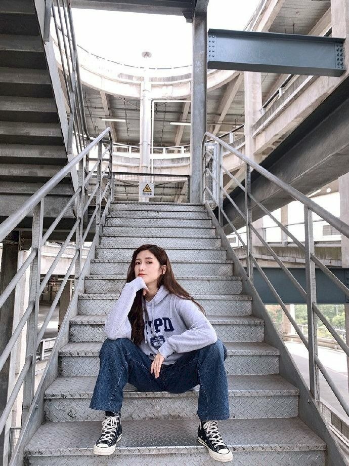 Mẫu tạo dáng ngồi chụp ảnh ngầu cute với cầu thang