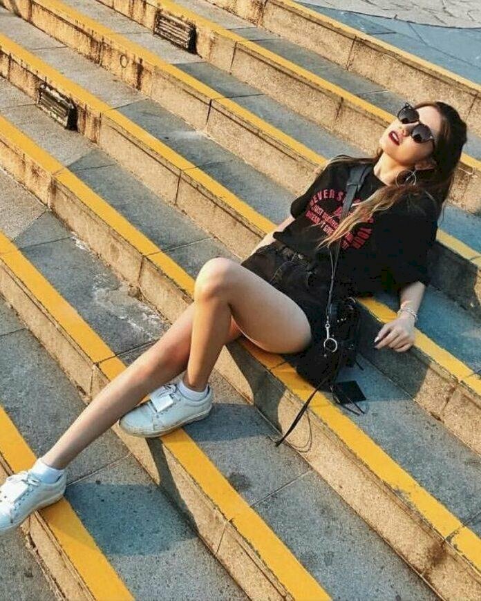 Tạo dáng ngồi ngả người một tay chống lên bậc thang, một tay duỗi theo thân, một chân co gối, một chân duỗi thẳng, mặt người lên nhìn trời