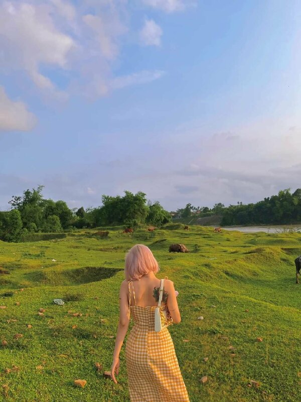 Tạo dáng bước đi tự nhiên, góc chụp ảnh từ phía sau lưng