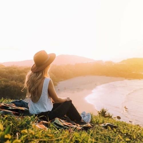 Tạo dáng chụp ảnh ngoài trời cho nữ tư thế quay lưng về phía ống kính