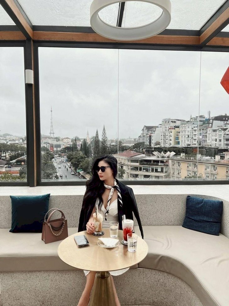 Tạo dáng ngồi bắt chéo chân, mặt quay nghiêng hướng mắt nhìn xa