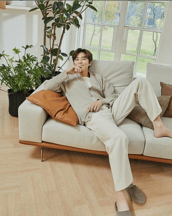 Tạo dáng nằm nghiêng thật thoải mái trên ghế sofa