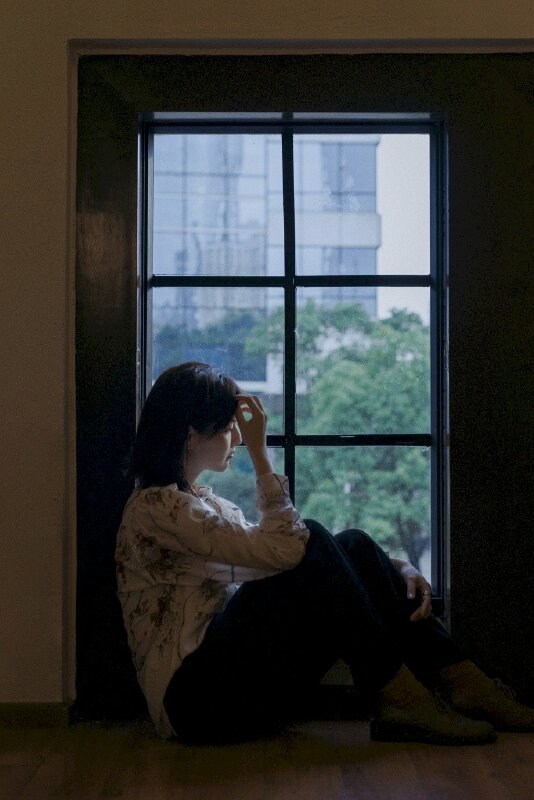 Kiểu tạo dáng bên cửa sổ cực chill, thả dáng ngồi bên cửa sổ nghe giai điệu âm nhạc nào đó bên tai, vẻ mặt sầu nhưng ngầu