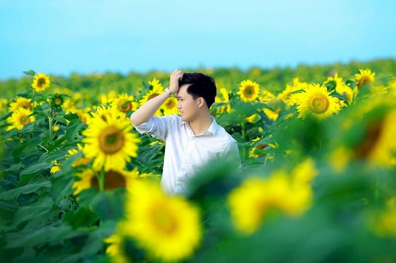 Cách tạo dáng đơn giản như đứng thẳng, đầu quay về một phía với một tay đặt lên trán với dáng vẻ mang nhiều suy tư, hoài bão