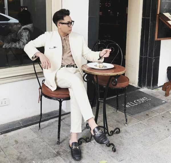 Tư thế tạo dáng ngồi vắt chân thoải mái cùng trang phục công sở thanh lịch