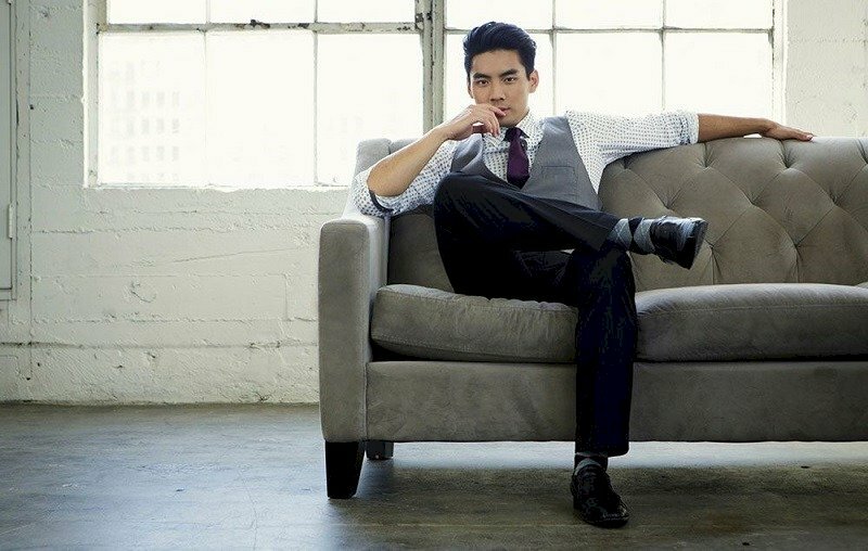 Tư thế chụp ảnh ngồi vắt chân có thể giúp bạn show toàn bộ trang phục