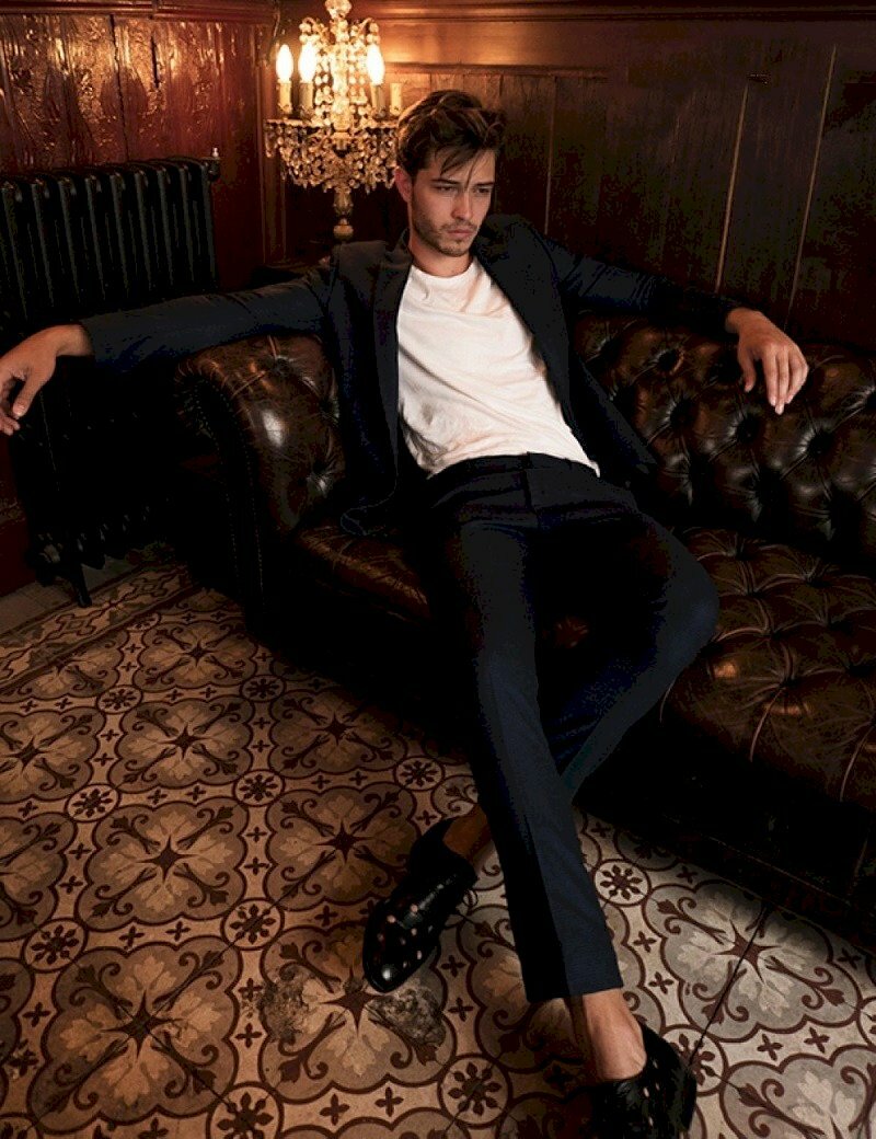 Tư thế tạo dáng ngồi trên sofa hơi ngả người với chân chéo nhẹ