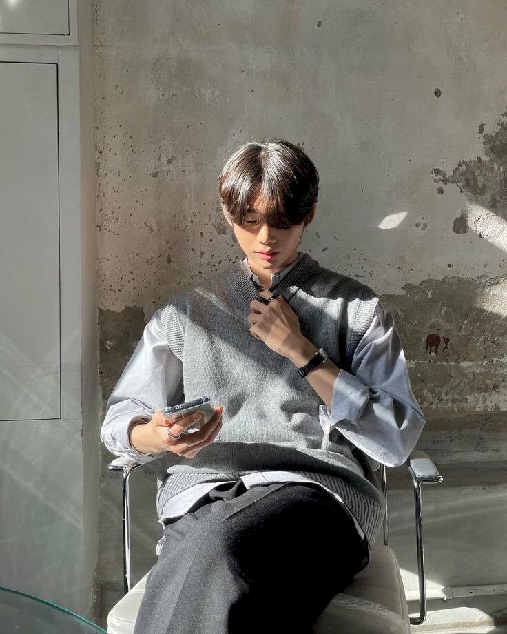 Outfit thư sinh kết hợp dáng ngồi vắt chân trên ghế