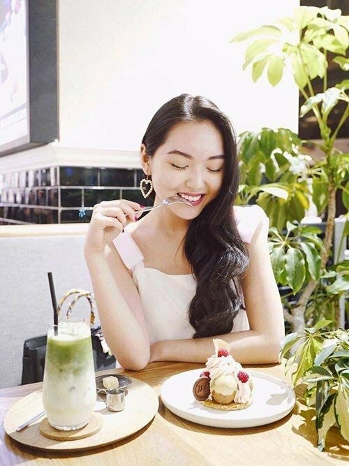 Tạo dáng dễ thương nhưng cũng rất sang chảnh với ly trà sữa bên cạnh