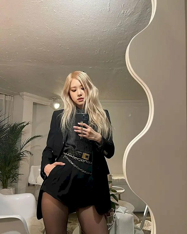  Cách chụp ảnh selfie trước gương với một tay đút túi quần, phần hông hơi đánh nghiêng về một bên