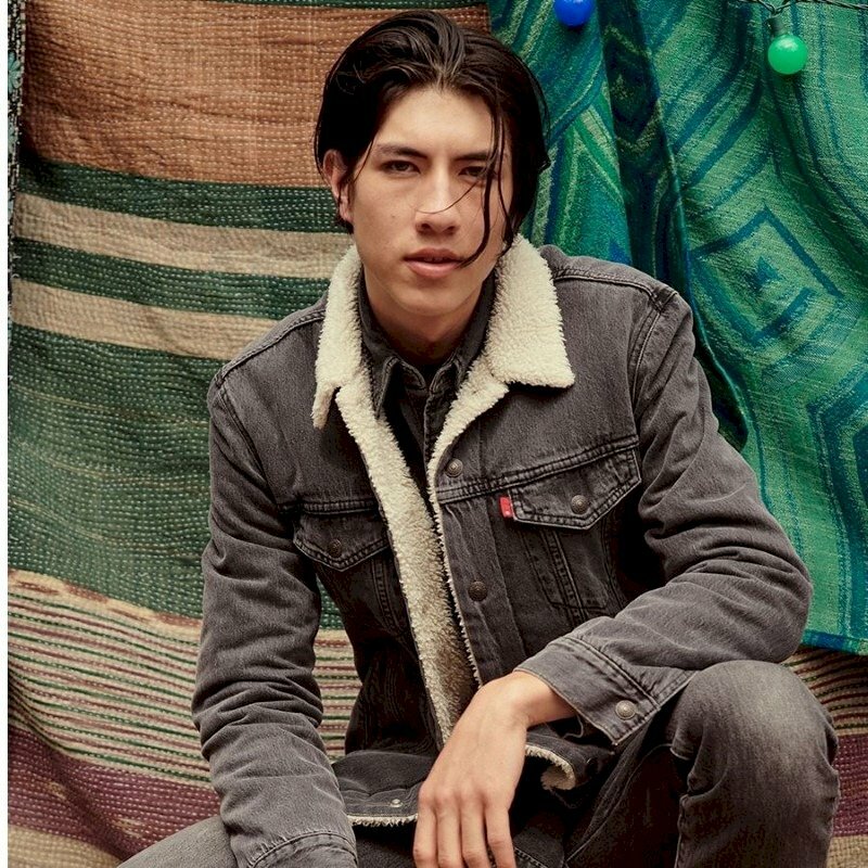 Tạo dáng tư thế ngồi một chân khuỵu, một chân chống, mắt nhìn thẳng