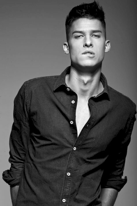 Tạo dáng nhìn thẳng, khẽ cắn môi, hay tay đút túi quần