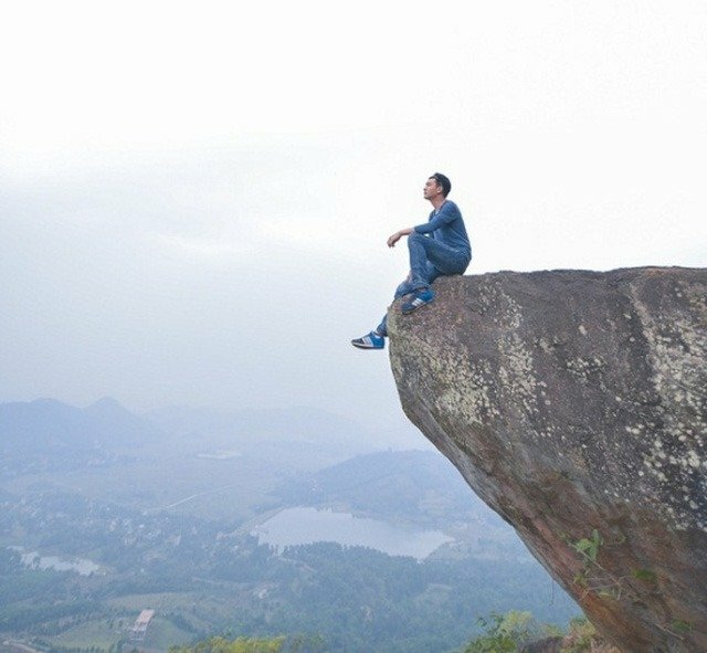 Tạo dáng ngồi thật tự nhiên với một chân co tay gác lên đùi, một chân duỗi