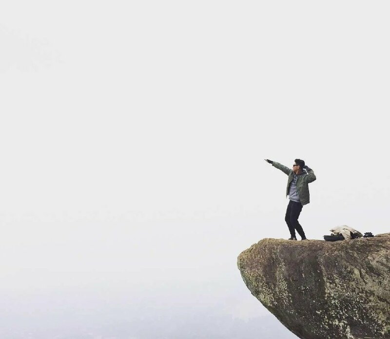 Tạo dáng đứng chụp ảnh phong cách Dab