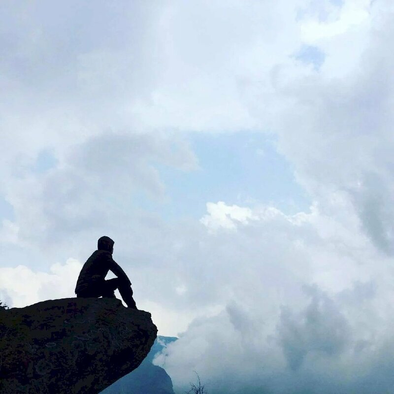 Cách tạo dáng ngồi hai chân co, hai tay duỗi theo chân