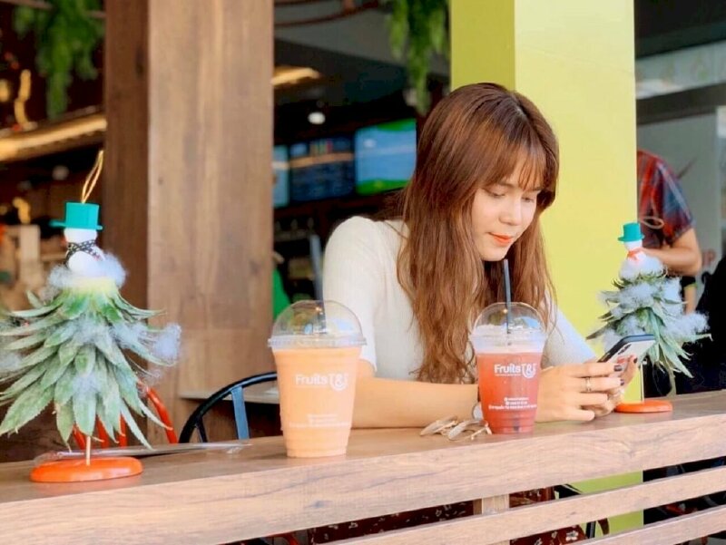 Tạo dáng như một bức ảnh chụp lén, bạn chỉ cần tạo dáng như giả vờ chăm chú nhìn vào điện thoại hay đang đọc một cuốn sách và suy nghĩ