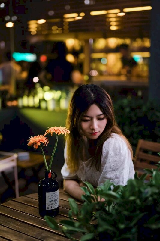 Tạo dáng ngồi với đầu hơi nghiêng đưa góc mặt nhìn xuống đất