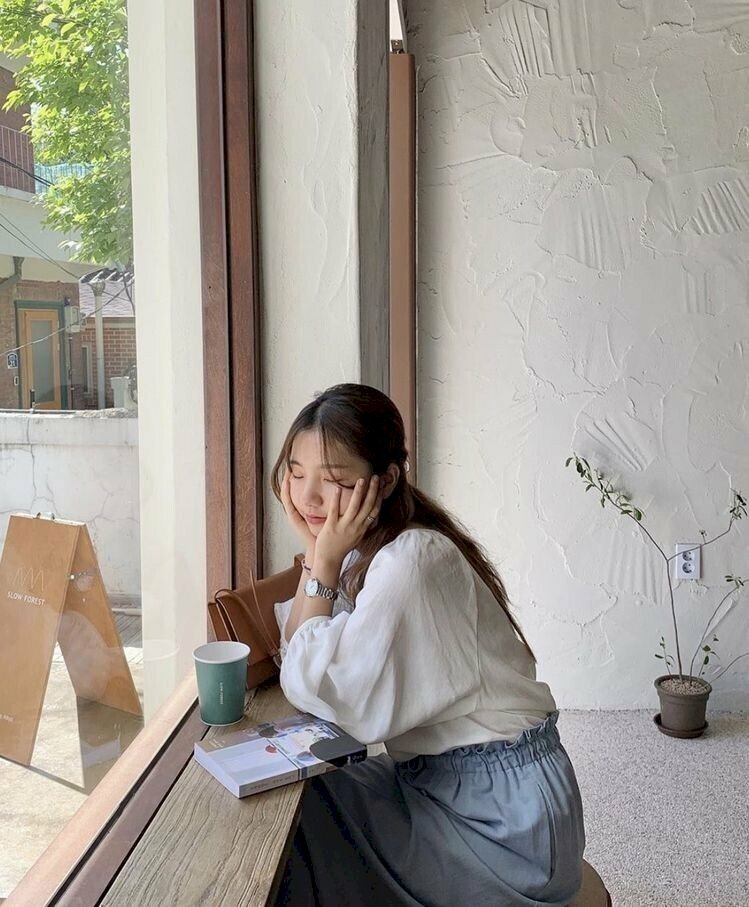 Tạo dáng ngồi chụp góc nghiêng, mặt hướng về máy ảnh, hay tay nhẹ nhàng khuôn mặt, mắt nhắm nhẹ, một quyển sách đặt bên cạnh