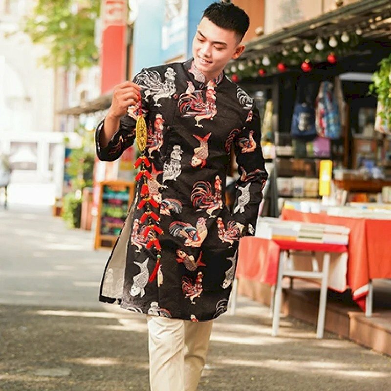 Tạo dáng với áo dài cách tân nam thật tự nhiên