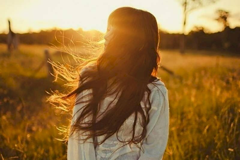 Góc chụp chính diện, tạo dáng mặt quay nghiêng với tóc thả bay trong gió