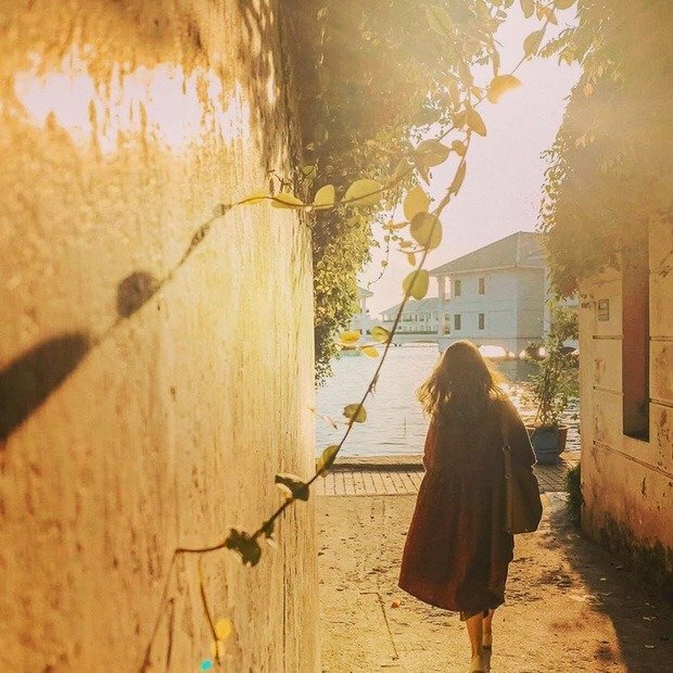 tạo dáng sải bước tự nhiên để tóc bay trong gió chiều hoàng hôn