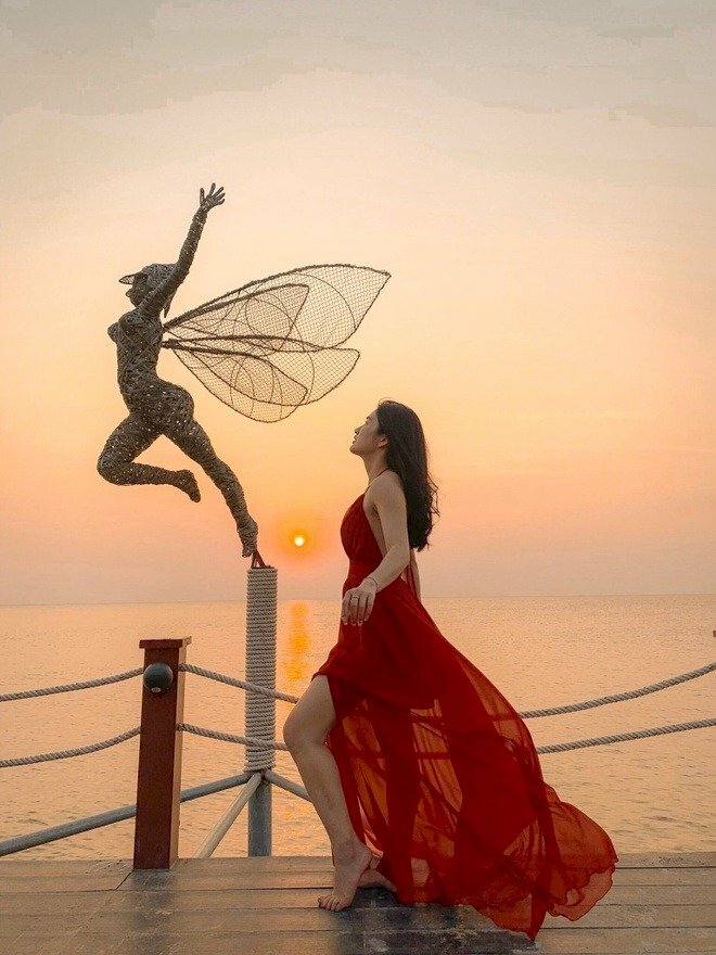 Cách tạo dáng trong gió chiều hoàng hôn tạo phong cách nữ tính, quyến rũ, đẹp thu hút ánh nhìn