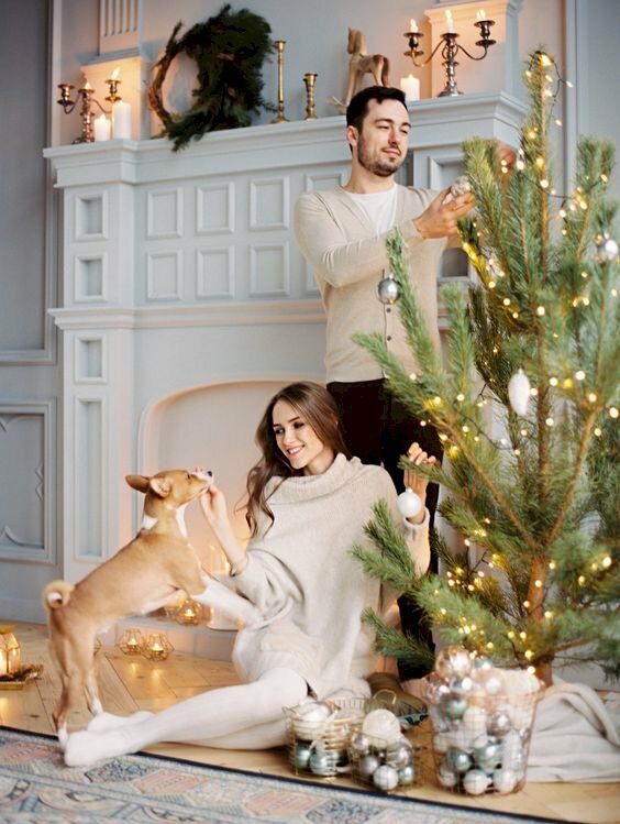 Tạo dáng chụp ảnh ấm áp mùa Giáng sinh cho các cặp đôi bên cây thông Noel rất dễ thương cùng chú chó
