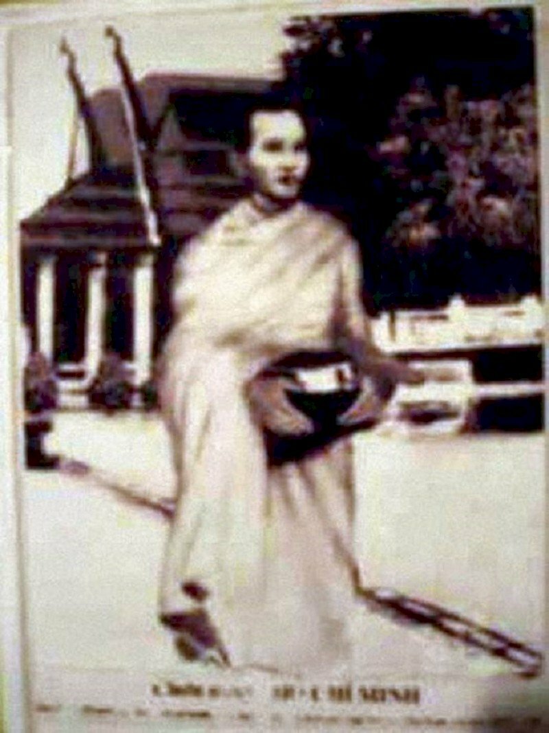 Bác Hồ trên đất Thái lấy bí danh Thầu Chín giả nhà sư khoác áo ca sa đi khất thực nhằm tránh sự truy đuổi từ phong trào chống Cộng tại Thái Lan