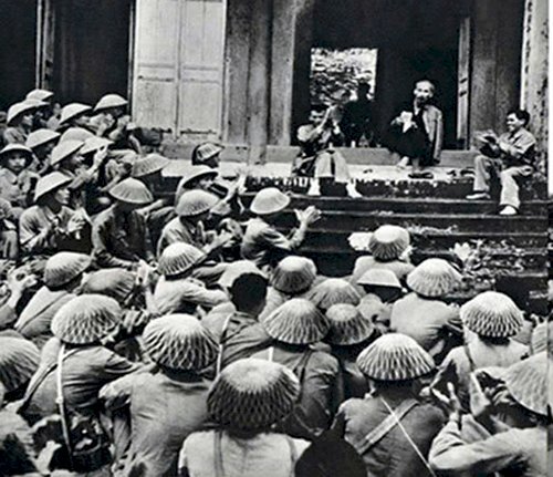 Ảnh Bác Hồ nói chuyện với Đại đoàn Quân Tiên Phong ngày 19 tháng 9 năm 1954 (Ảnh Tư liệu)