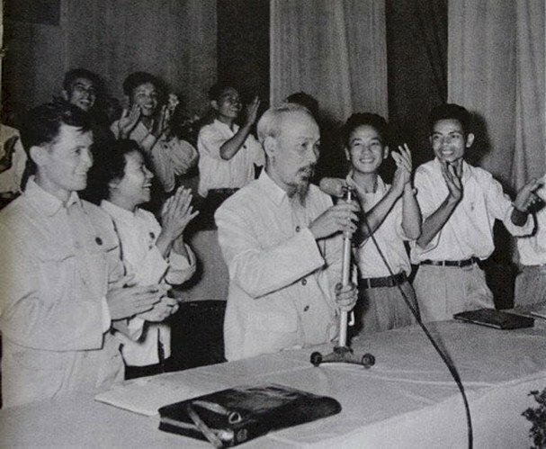 Bác Hồ tại Đại hội đại biểu toàn quốc Đoàn Thanh niên Cứu quốc 1956 tại Hà Nội.