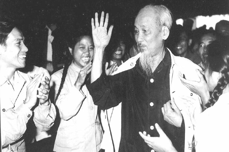 Bác Hồ với thanh niên trong ngày bầu cử Quốc hội Khóa II (8-5-1960) - Ảnh tư liệu